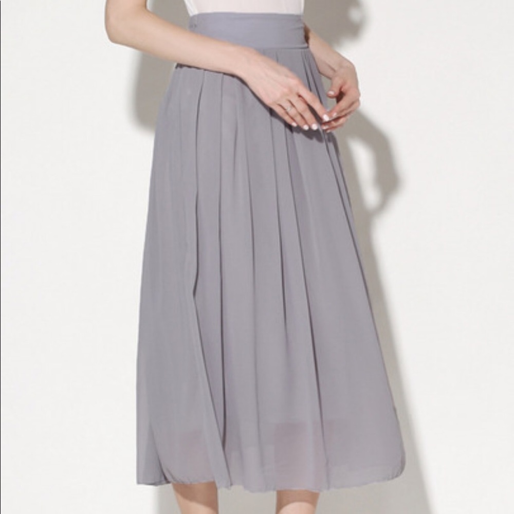 NWOT. Grey chiffon pleated skirt